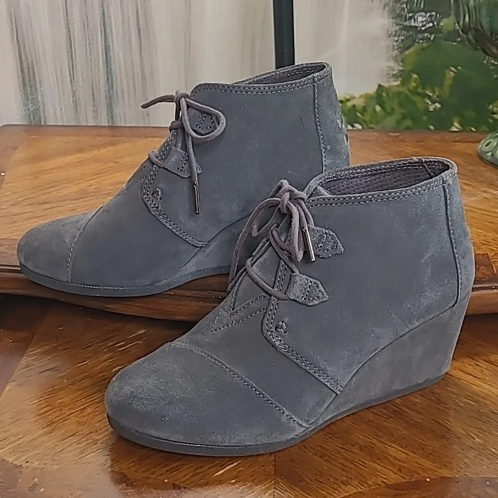 New! Toms Womens 8 Gray Suede Wedge Ankle Bootie Shoes
